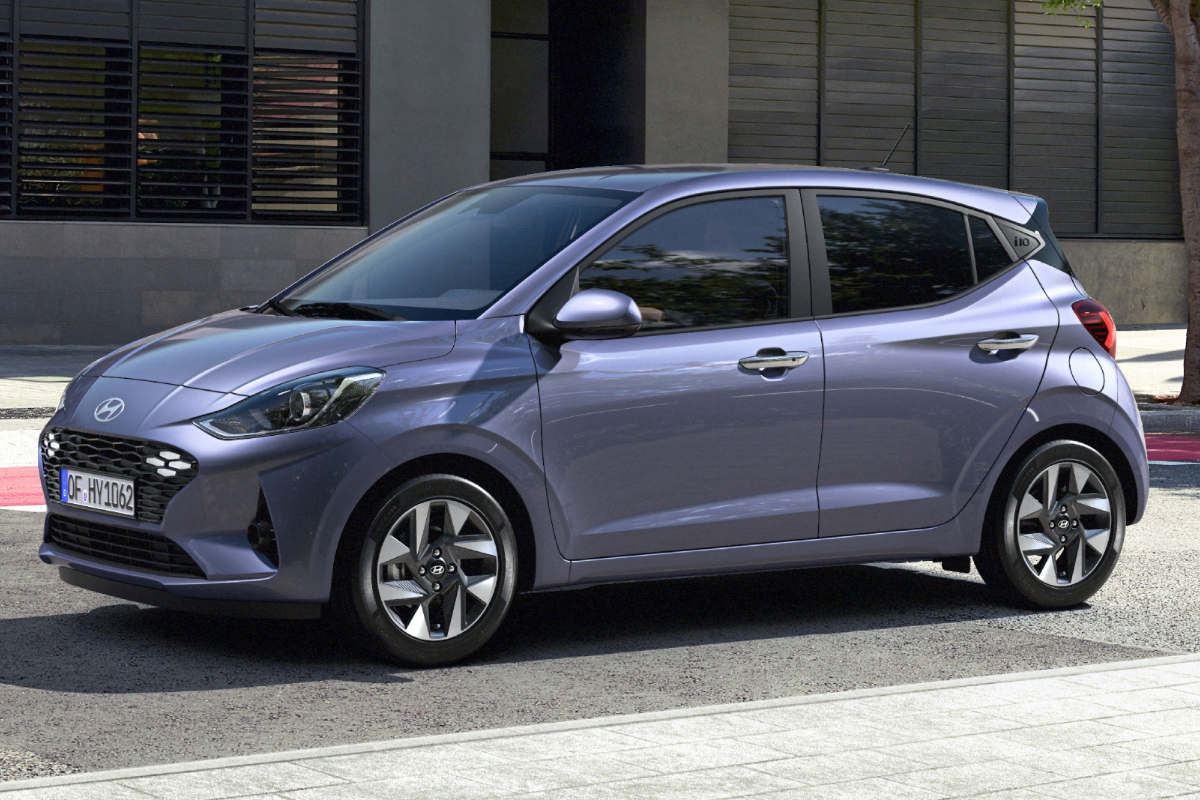 EIn lilfarbener Hyundai i10 vor Gebäude