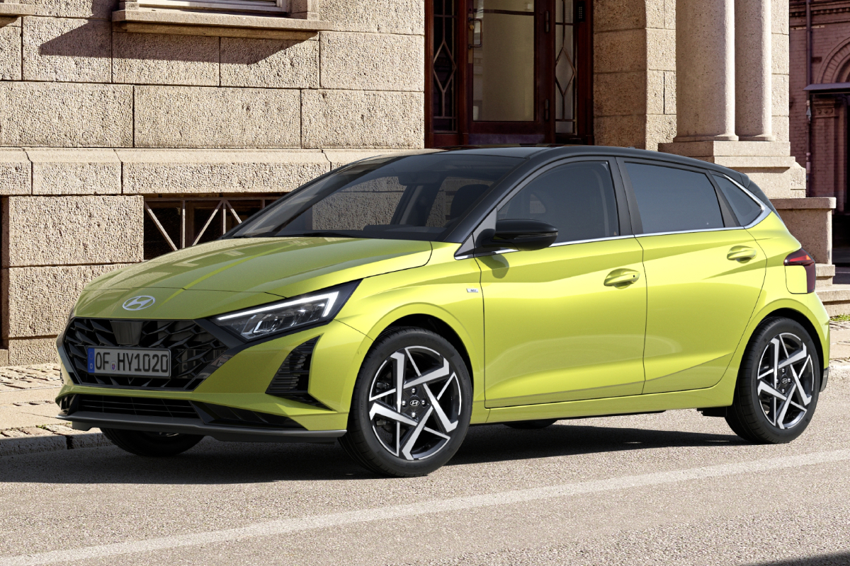 Ein gelber Hyundai i20 steht vor Gebäude