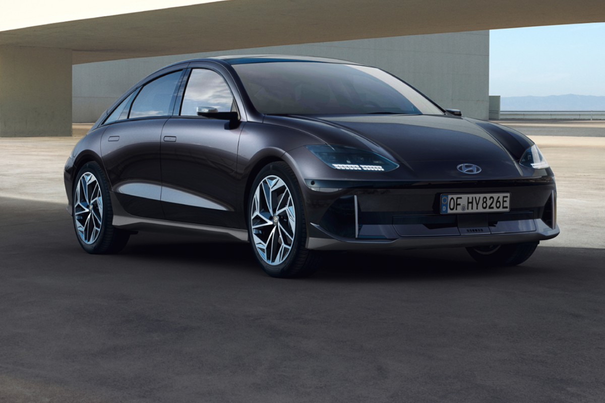 Ein schwarzer Hyundai Ioniq 6 von vorne