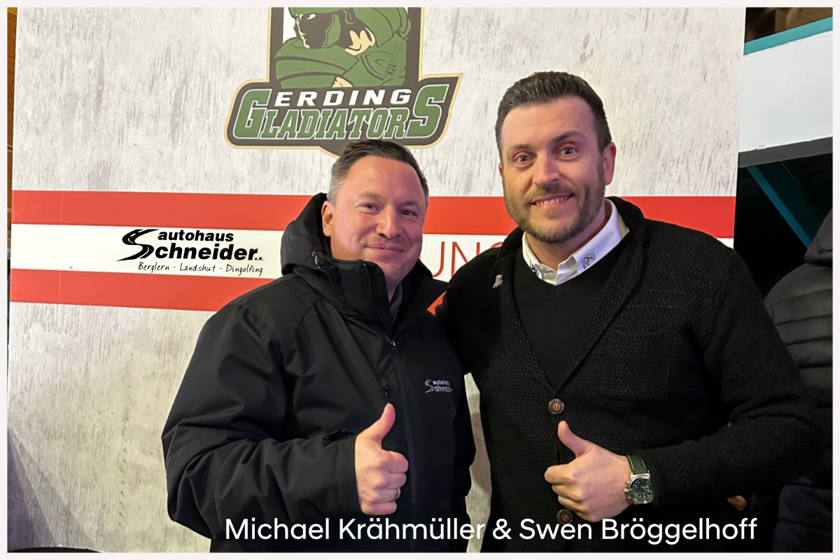 Mike Krähmüller und Swen Bröggelhof zeigen Daumen nach obenvor dem Logoschild Erding Gladiators