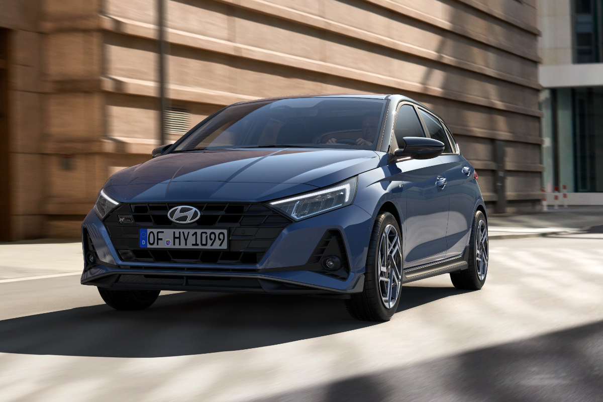 Hyundai i20 von vorne auf der Straße
