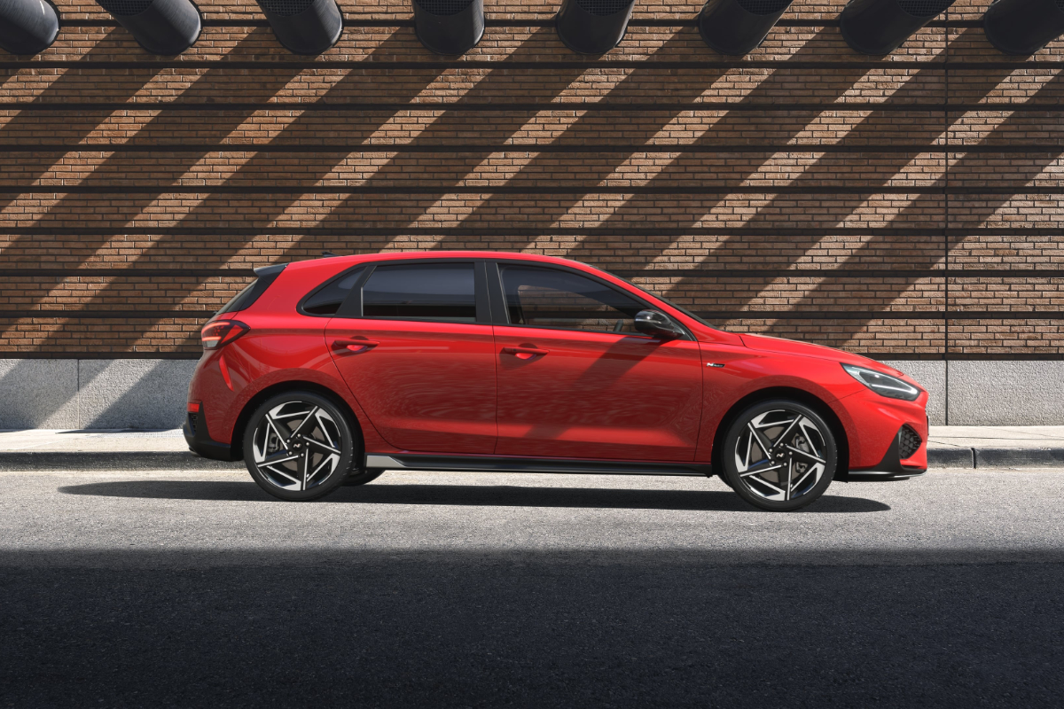 EIn roter Hyundai von der Seite