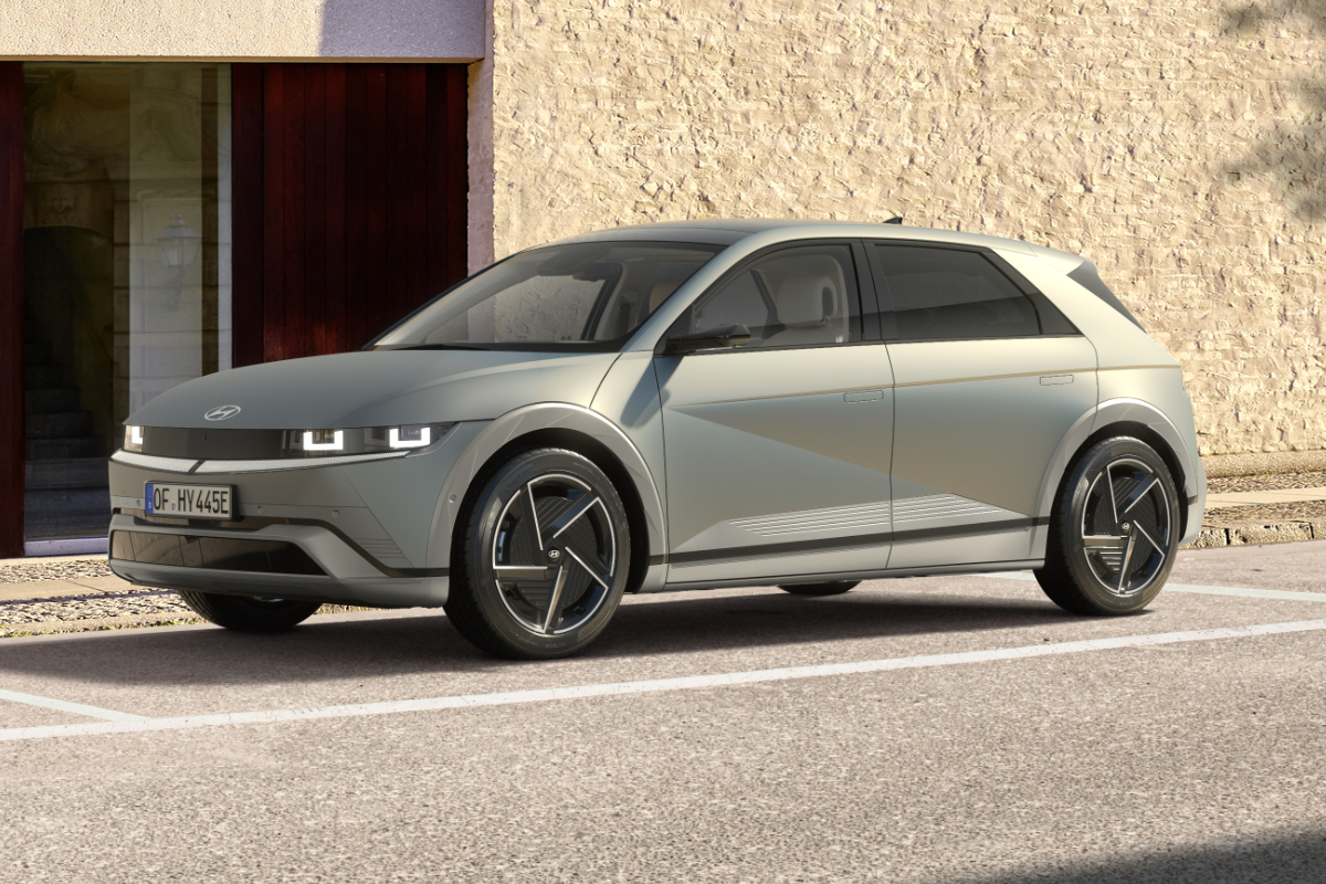 Ein silberner Ioniq 5 am Parkplatz