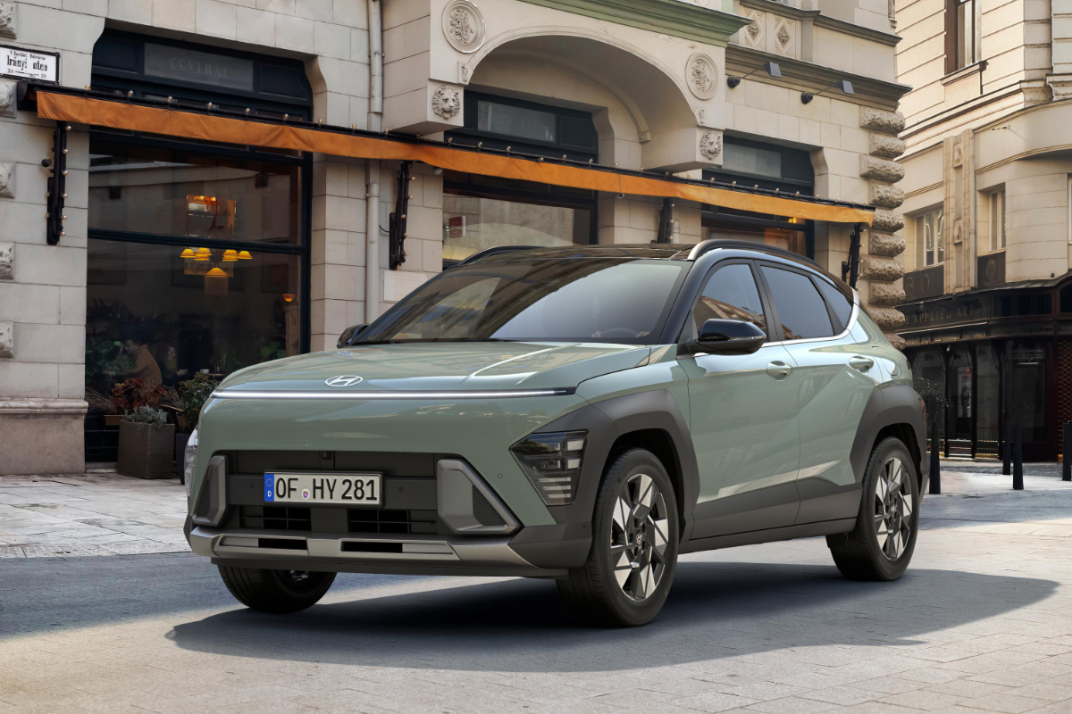 Ein grüner Hyundai Kona am Parkplatz in der Stadt