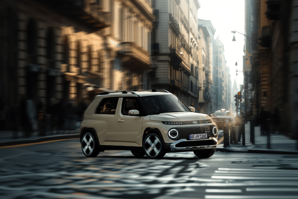 Hyundai Inster fährt um die Kurve in der Stadt