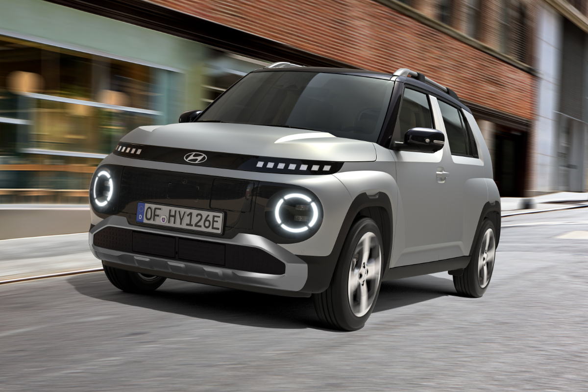 EIn grauer Hyundai Inster in der Stadt