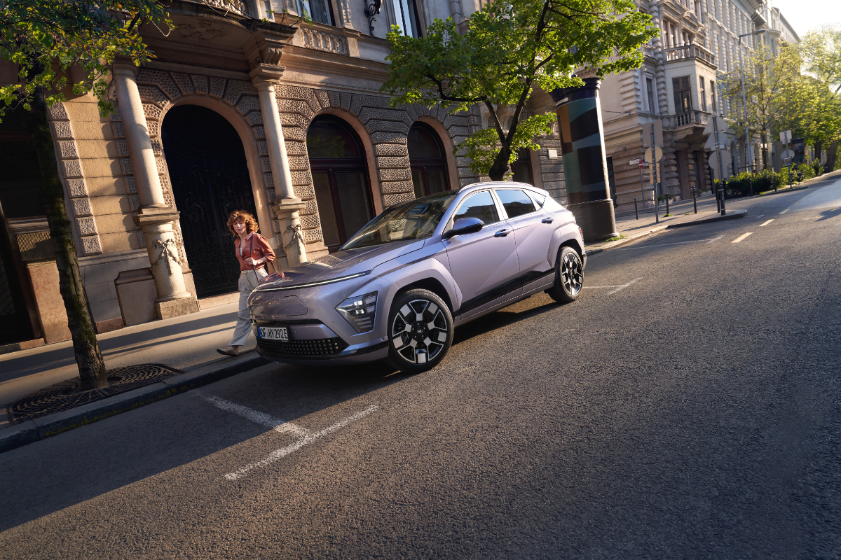 Ein lilafarbener Hyundai Kona-elektro auf der Straße