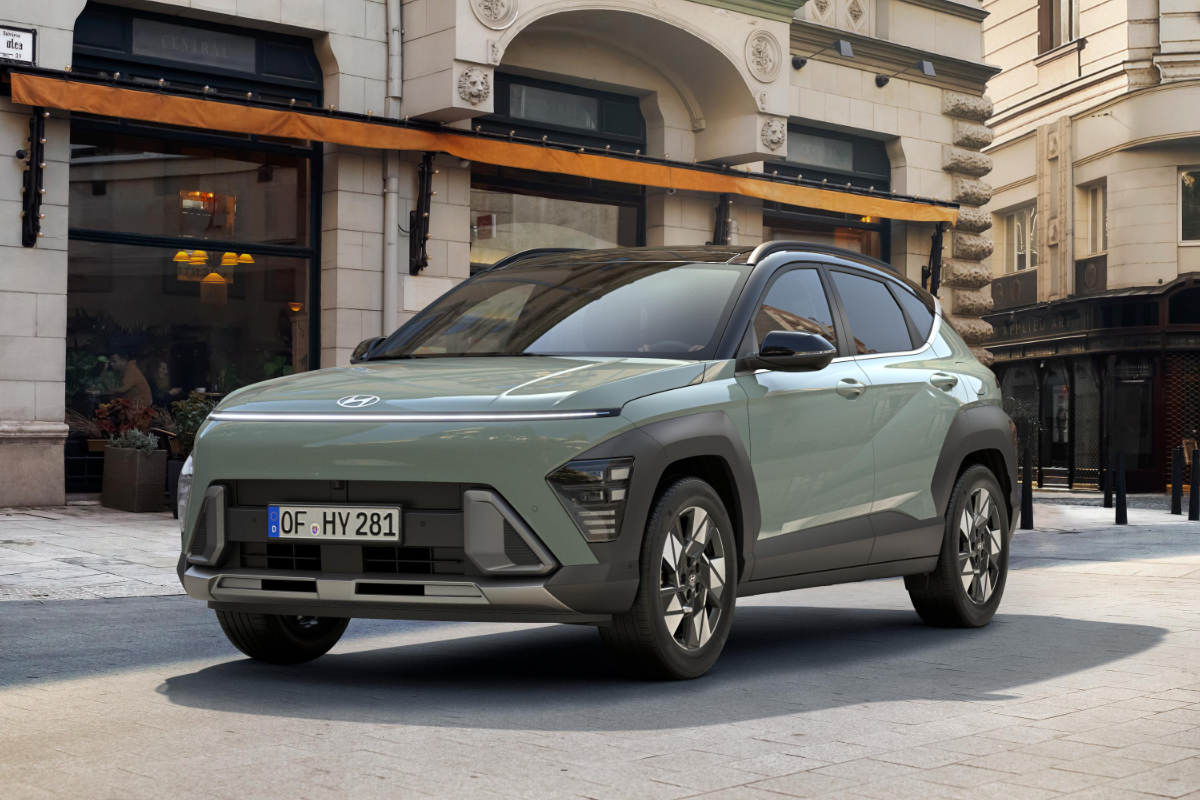 grüner Hyundai KONA Select in der Stadt