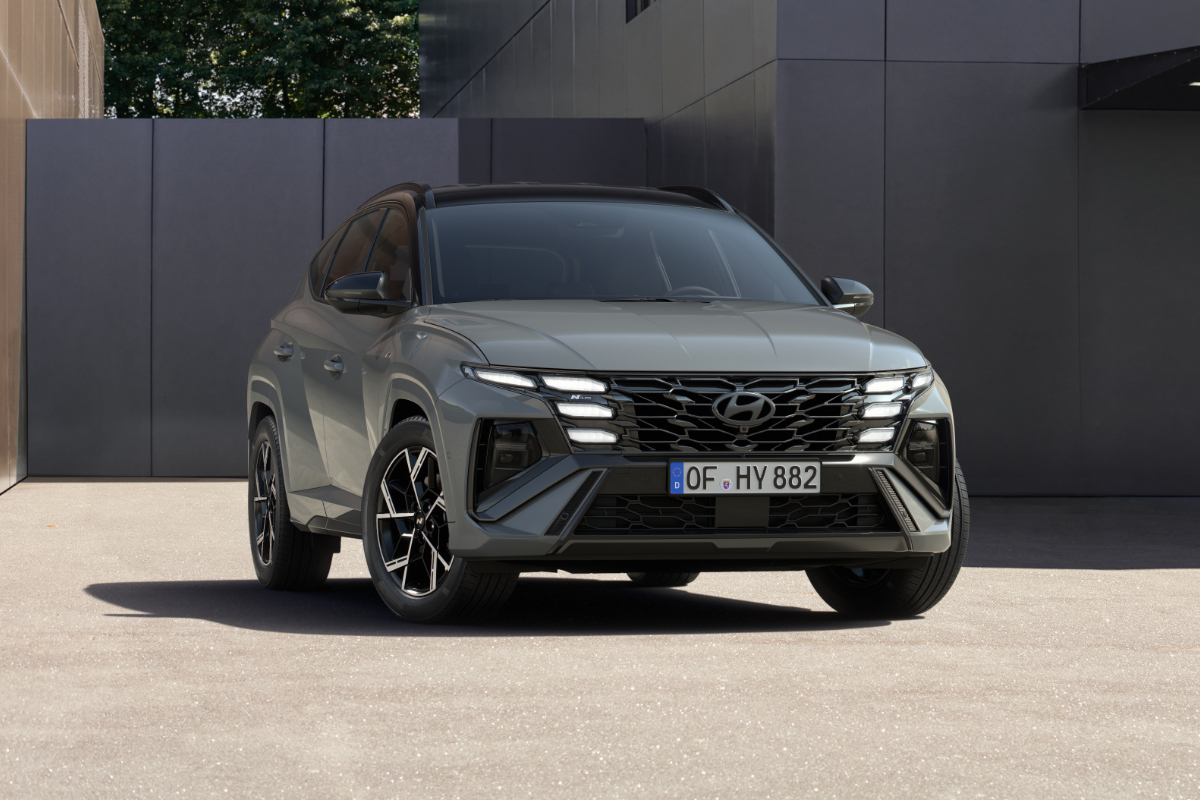 Ein grauer Hyundai Tuscon steht vor Gebäude