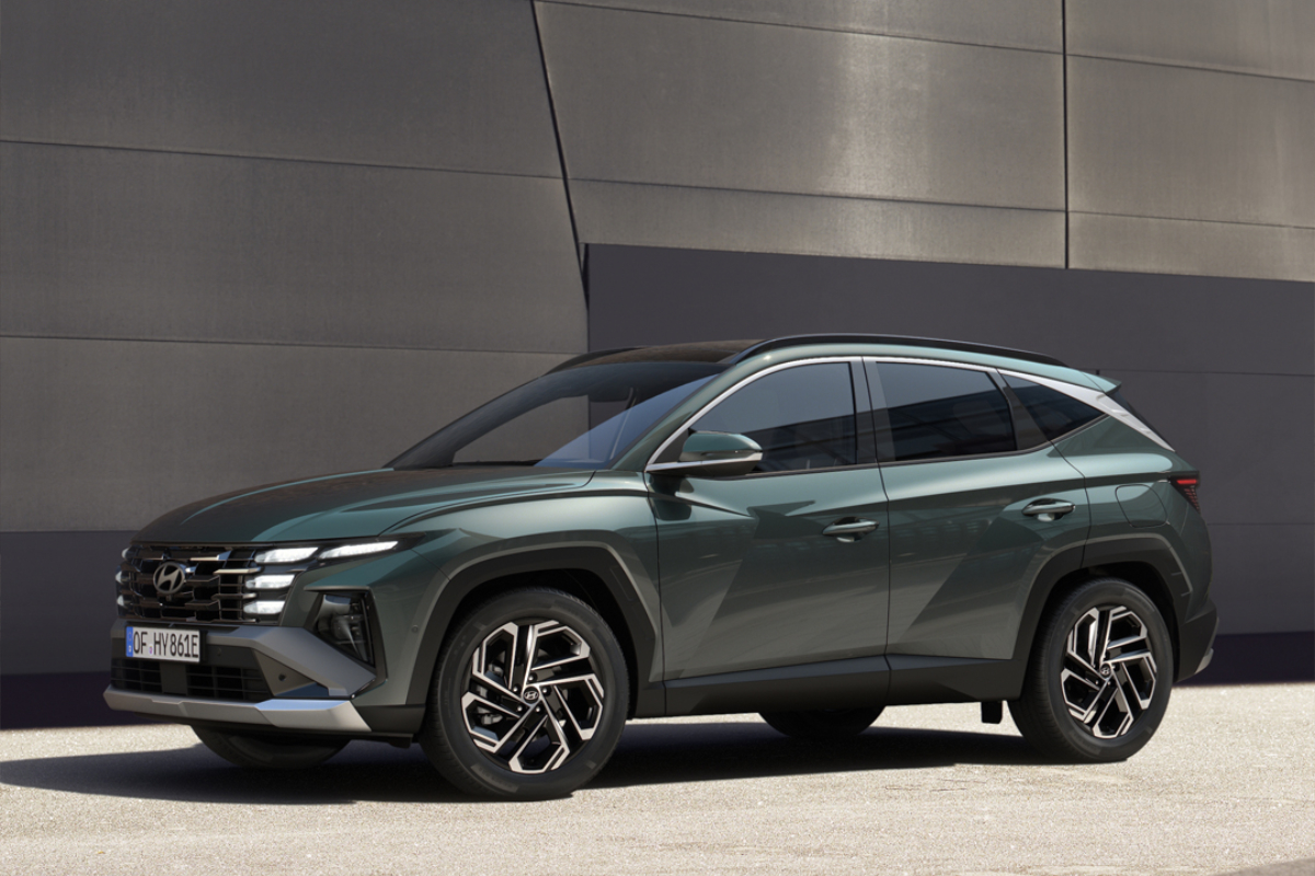 grüner Hyundai Tucson vor Gebäude