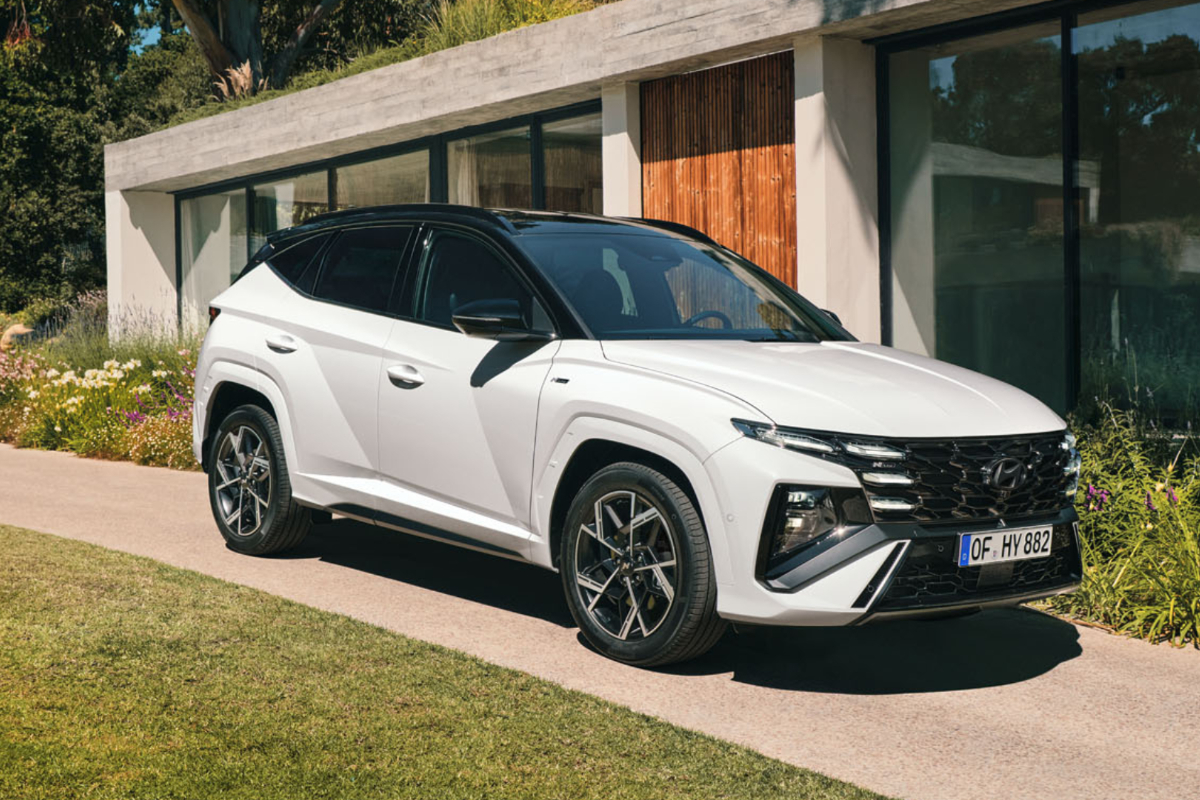 Weiße Hyundai TUCSON Plug-in-Hybrid vor Haus