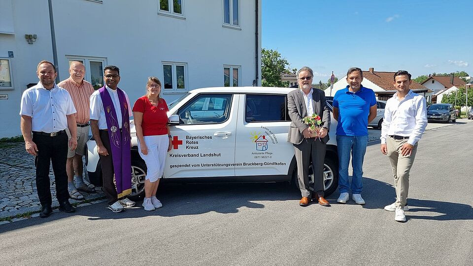 Auf dem Foto zu sehen ist Verkaufsberater Dario Zambuto bei der Übergabe der neuen Hyundai i10 an Frau Maisberger und ihr Team vom SAMA Pflegedienst