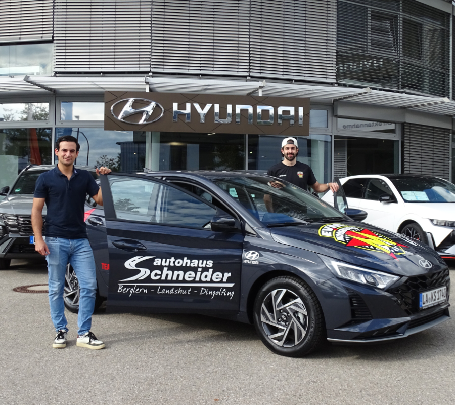 Dario Zambuto und Nice Herringer bei der Übergabe des Hyundai i20 im EVM-Design