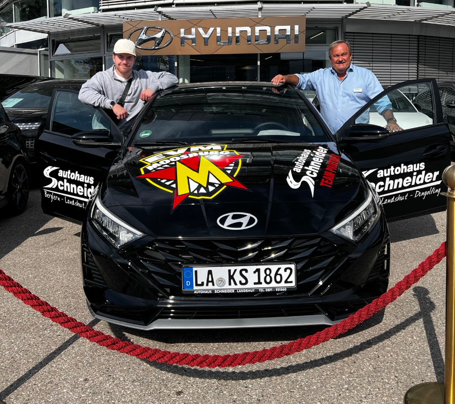 Peter Bauer und Ike Taraszewski bei der Übergabe des Hyundai i20 im EVM-Design