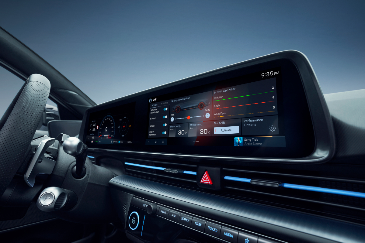 Cockpit des Hyundai IONIQ 6 N mit Ambient Shift Light