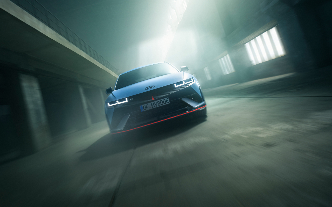 Hyundai IONIQ N Heckansicht in Bewegung