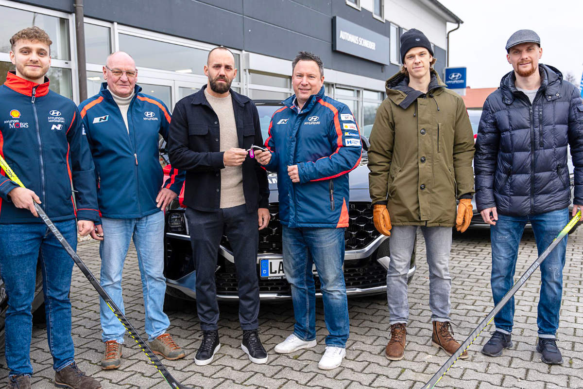 Sportliche Leiter Felix Schütz übergibt einen Hyindai an den DerTeamchef der Erdig Gladiators und 