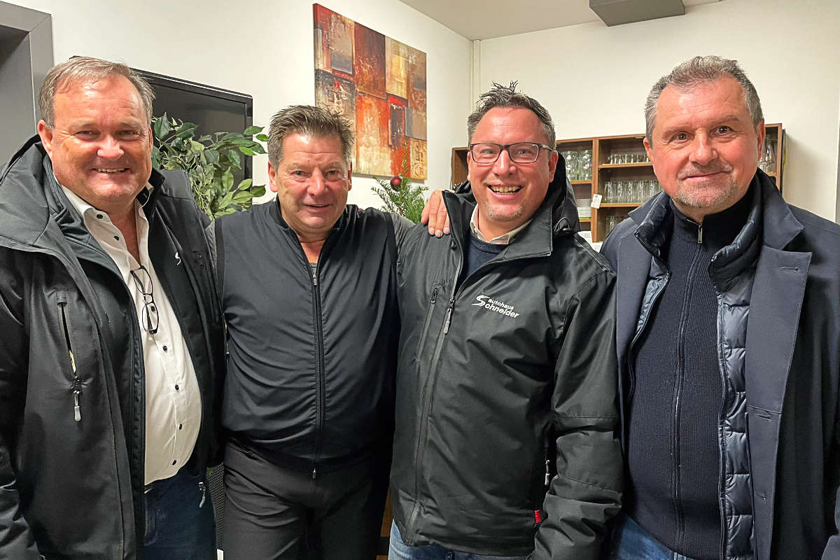 Verkaufsleiter Michael Krähmüller und Vertriebsleiter Peter Baur beim Treffen mit den Trainern Benoît Douce (EV Moosburg) und Bernie Englbrecht