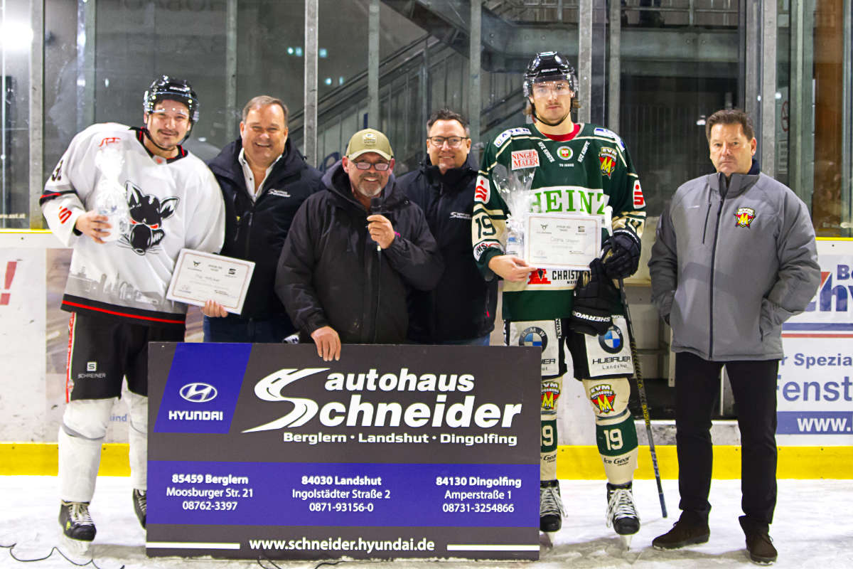 Verkaufsleiter Michael Krähmüller und Vertriebsleiter Peter Baur ehren die „Spieler des Tages“ während eines Eishockeyspiels