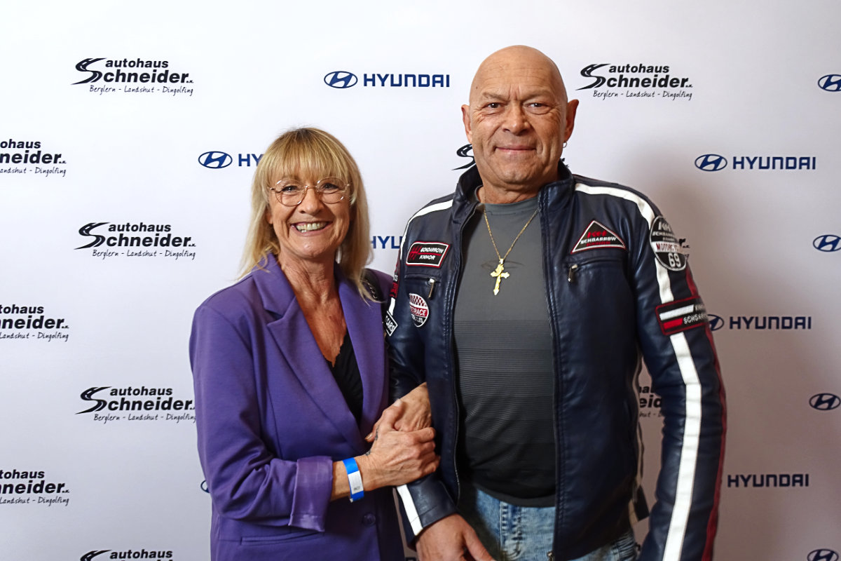 Karl-Heinz Schwedas eine Frau stehen nebeneinander