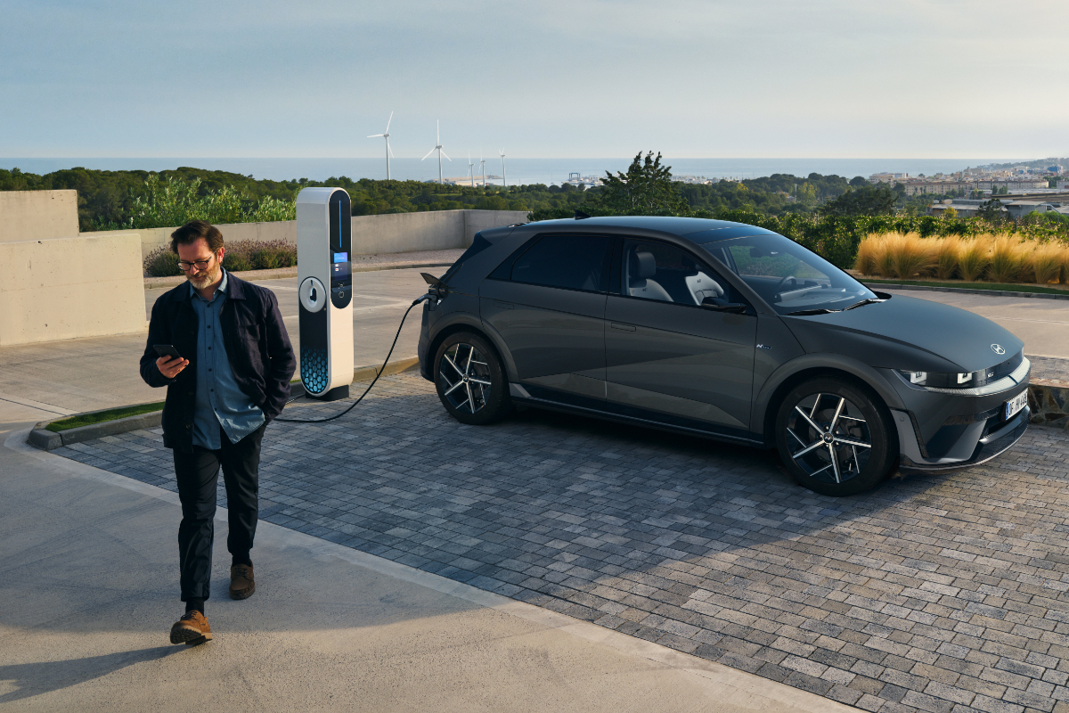 EIn grauer Hyundai IONIQ 5 in der Stadt