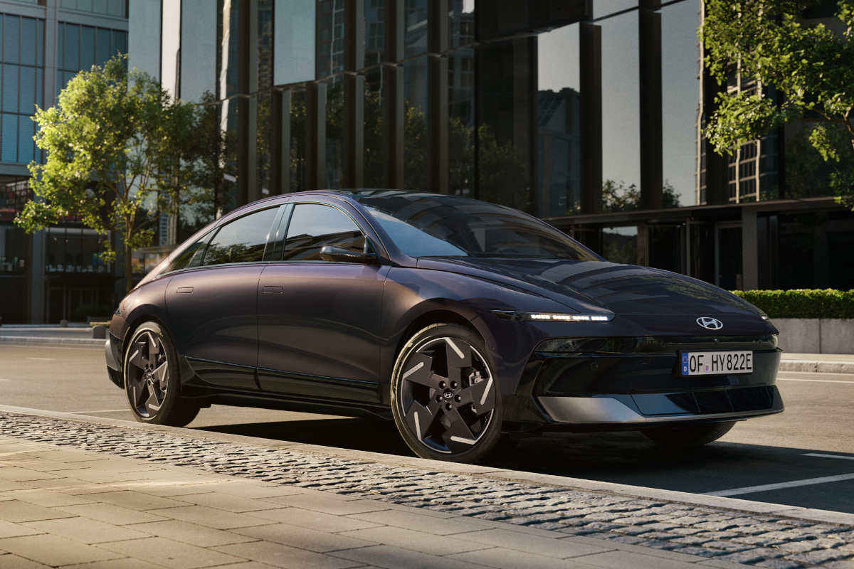 rote hyundai ioniq 6 vor Gebäude