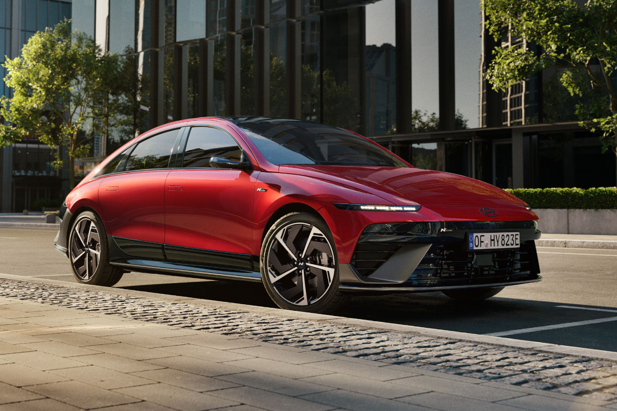 EIn rote Hyundai IONIQ  in der Stadt