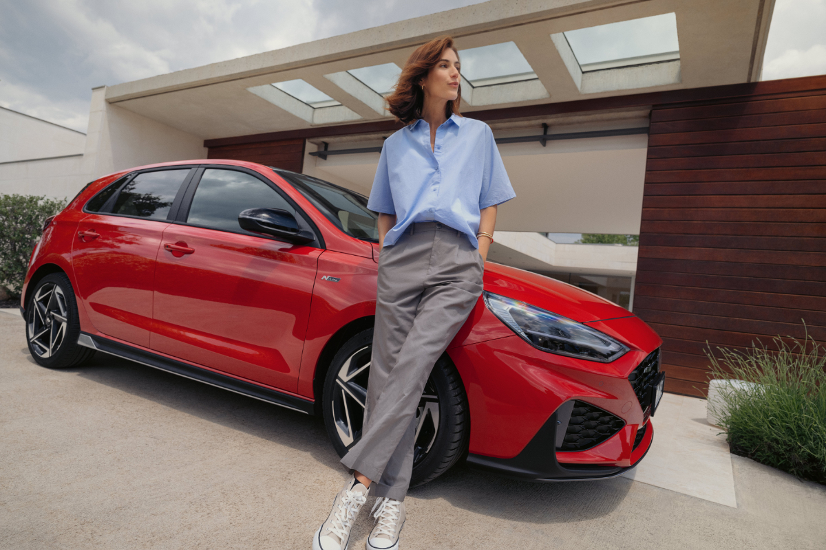 glückliche Frau steht vor einem rote i30