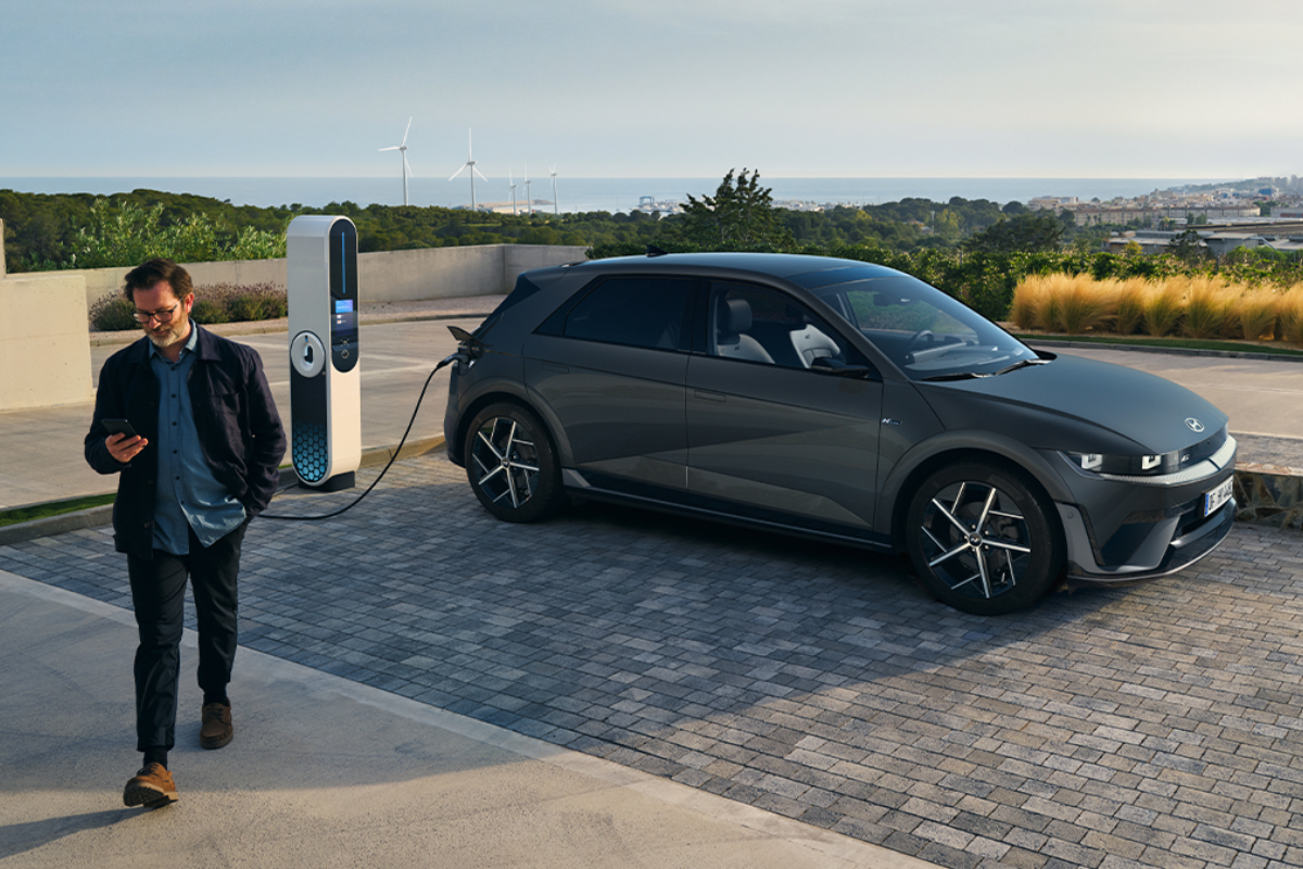 glückliche Frau steht vor einem rote i30