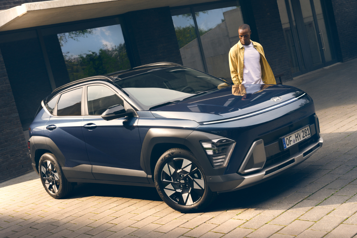 glückliche Man steht vor einem blaue kona