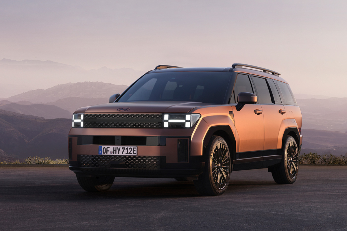 glückliche Frau steht vor einem rote i30