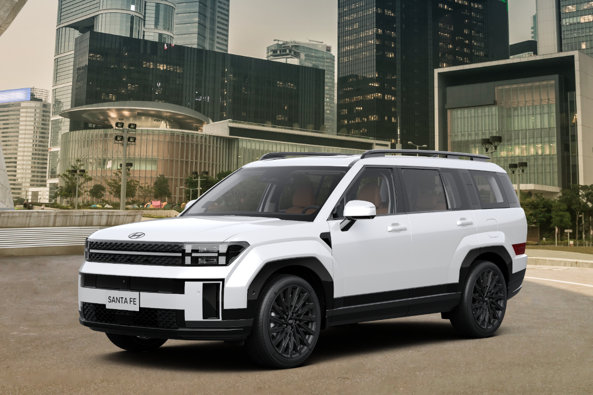 Weißer Hyundai Santa Fe vor Gebäude