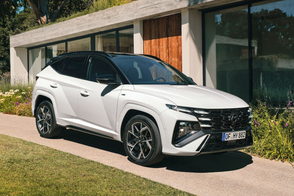 Der Hyundai Tucson steht vor einem Haus