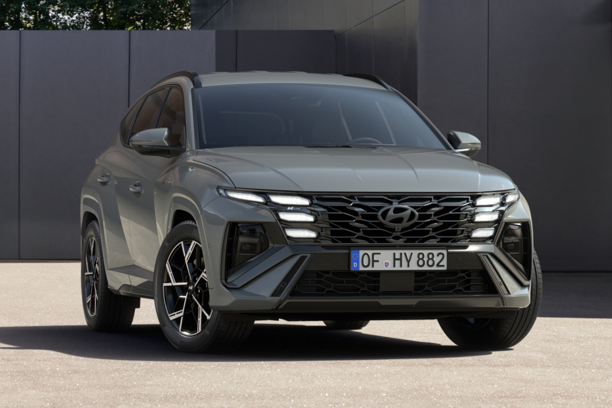 Der Hyundai Tucson steht vor einem Haus