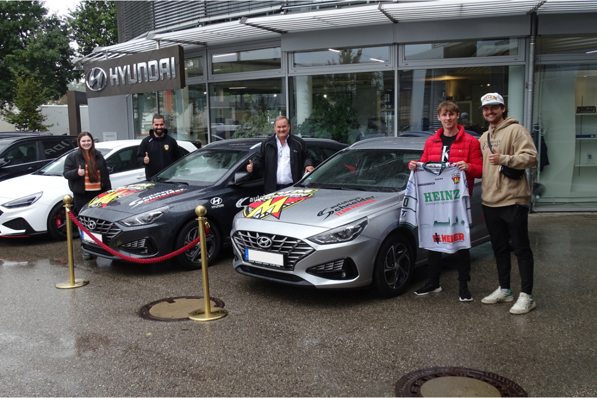 Fünf Personen stehen vor dem Hyundai-Salon